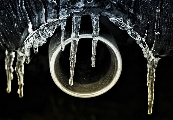 Du gel dans les tuyaux d'eau et les canalisations