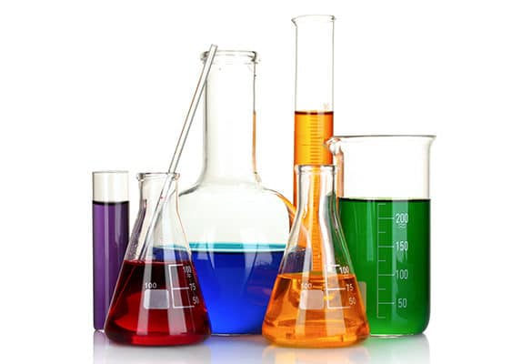 Du matériel de chimie de plusieurs couleurs