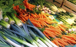 Sur un étal : choux, carottes, poireaux et navets